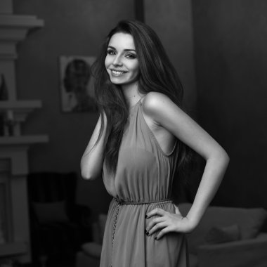  Gece elbiseli kadın.