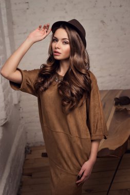  Kahverengi elbiseli şık kadın