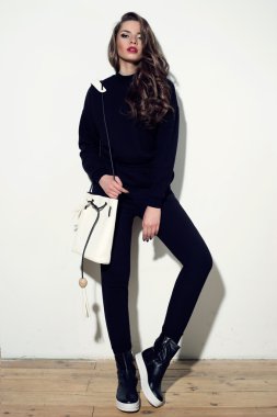  şık kız kazak ve el çantası