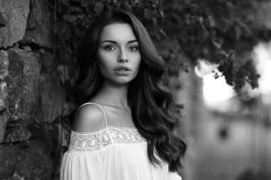 siyah kıvırcık saçlı kız