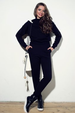  şık kız kazak ve el çantası