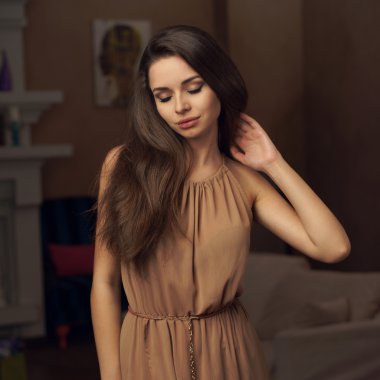  Gece elbiseli kadın.