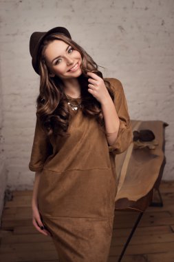  Kahverengi elbiseli şık kadın