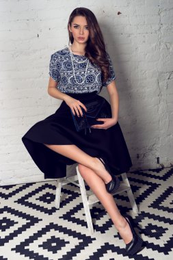 güzel kız eteği ve mavi bluz 