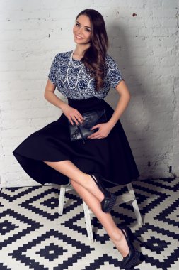 güzel kız eteği ve mavi bluz 