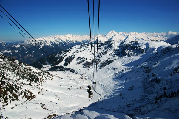 白色的雪冬天山 — 图库照片