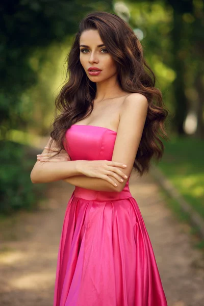 Söt flicka i rosa klänning — Stockfoto