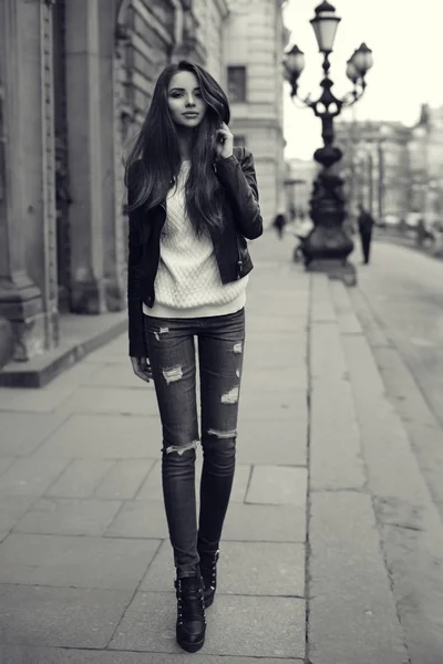 Elegante menina andando rua . — Fotografia de Stock