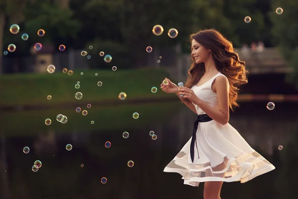 Mujer en vestido elegante blanco — Foto de Stock