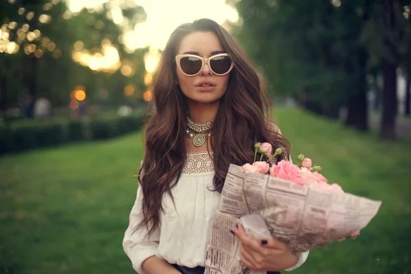 Mooi meisje met roze rozen — Stockfoto