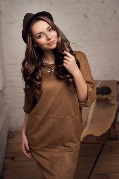Stilvolle Frau im braunen Kleid — Stockfoto