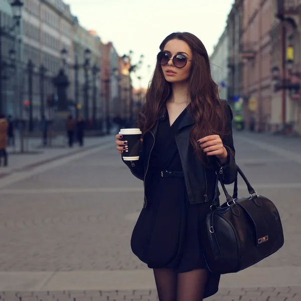 Chica caminando con taza de café — Foto de Stock