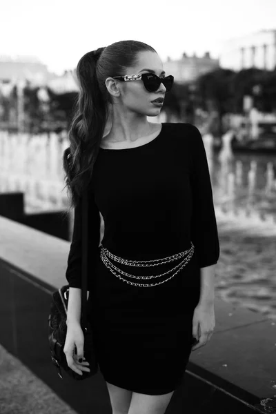 Mujer elegante posando en la calle — Foto de Stock