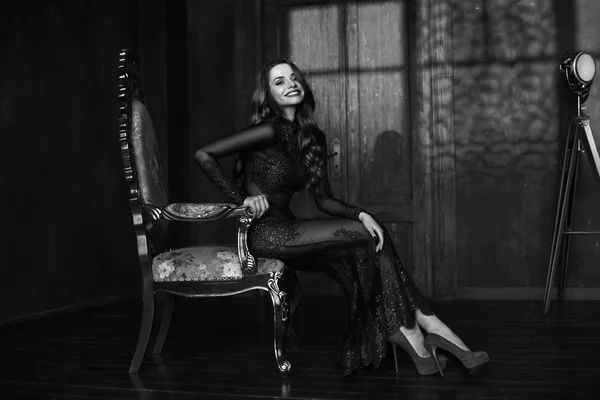 Schöne Dame im Sessel — Stockfoto