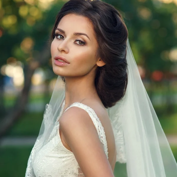 Молодая красивая невеста — стоковое фото