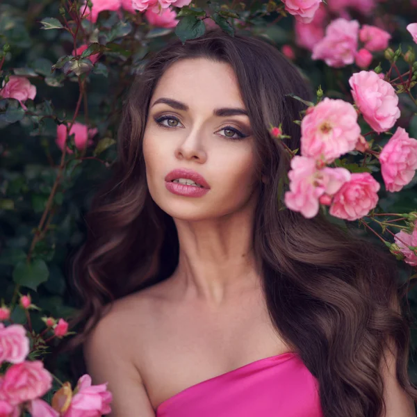 Mulher bonita com rosas rosa — Fotografia de Stock