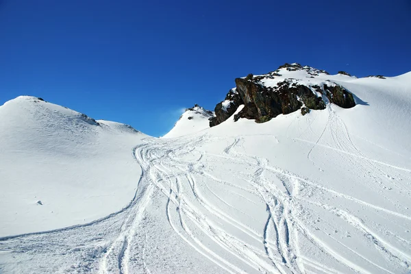 Skidbackar på ski resort — Stockfoto