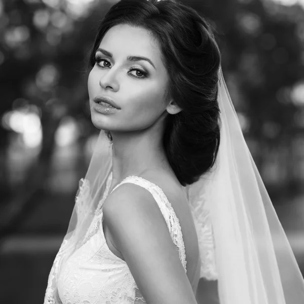 Young beautiful bride — Stock Photo, Image