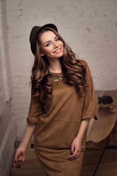 Mujer con estilo en vestido marrón — Foto de Stock