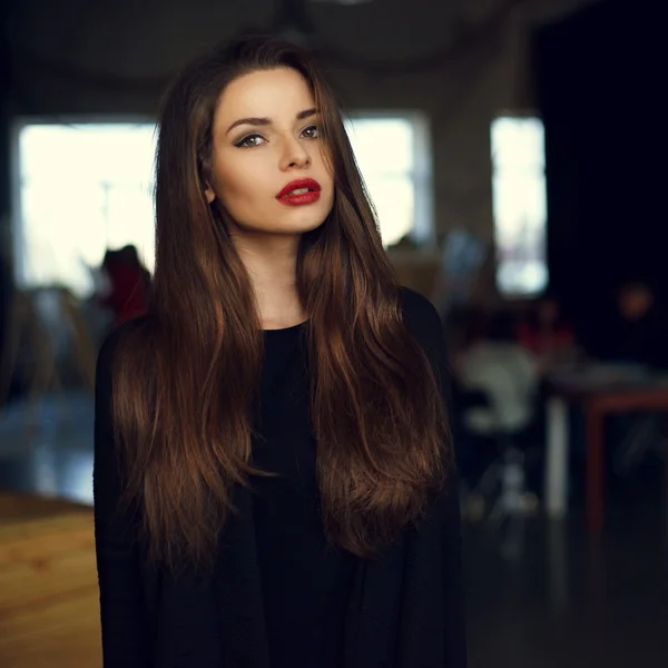 Menina com longos cabelos castanhos escuros — Fotografia de Stock