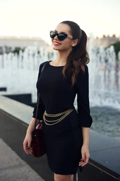 Stilvolles Mädchen im kurzen schwarzen Kleid. — Stockfoto
