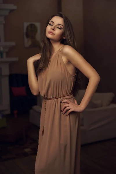 Menina bonita em vestido de noite — Fotografia de Stock