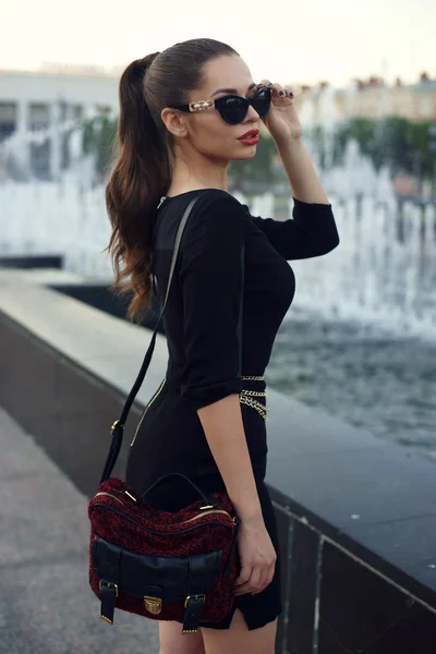 Menina elegante em vestido preto curto . — Fotografia de Stock
