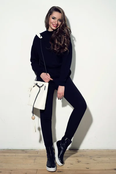 Chica con estilo en jersey y bolso — Foto de Stock