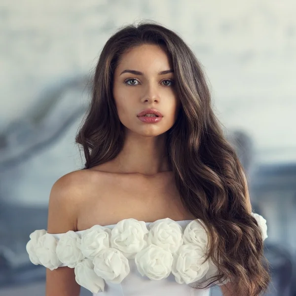 Beautiful woman in white dress — Stock Photo, Image