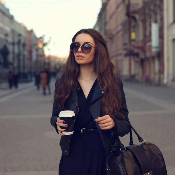 Fille marche avec tasse de café — Photo