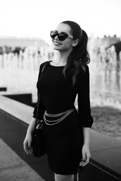 Mulher elegante posando na rua — Fotografia de Stock