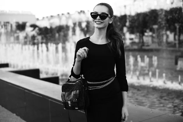 Mujer elegante posando en la calle — Foto de Stock