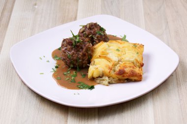 Köfte Patates güveç ile