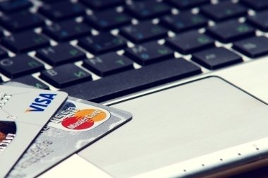 Çevrimiçi bankacılık veya Mastercard ile alışveriş 