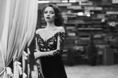 Zarif bir gece elbisesi giymiş kadın.