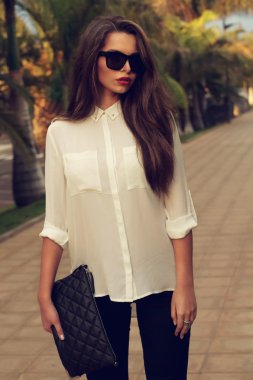 güneş gözlüklü trendy kız