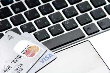 Çevrimiçi bankacılık veya Mastercard ile alışveriş 