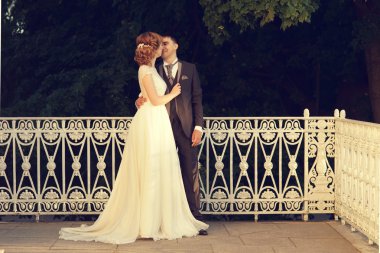 Sadece evli çift sarılma ve öpüşme