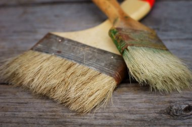 Tahta masadaki boya fırçaları