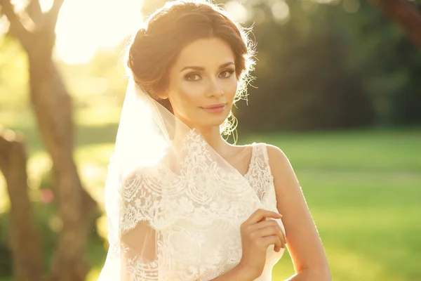 Giovane bella sposa — Foto Stock