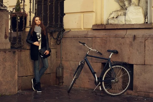 Outdoor portrait of girl with bicycle. — Stock Photo, Image