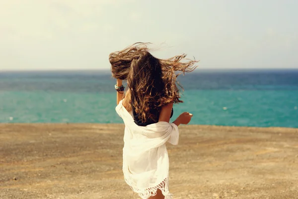 Woman at ocean coastline — Stock Photo, Image