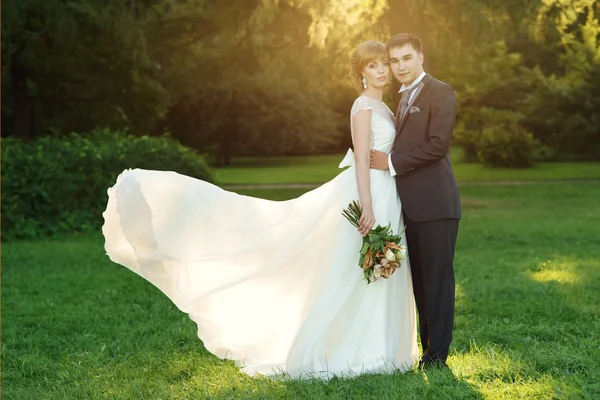 Couple marié embrasser et embrasser — Photo