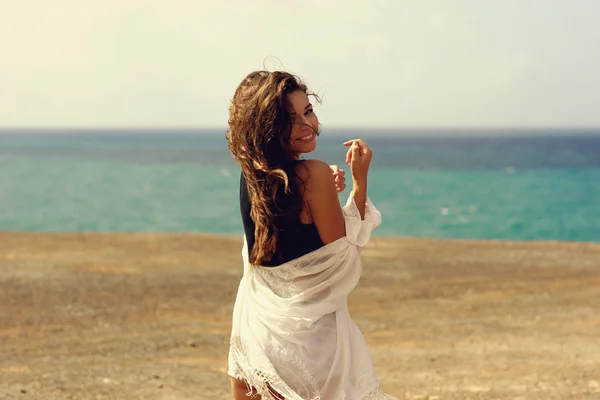 Woman at ocean coastline — Stock Photo, Image