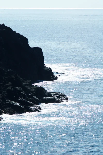 Costa rocosa y agua del océano —  Fotos de Stock