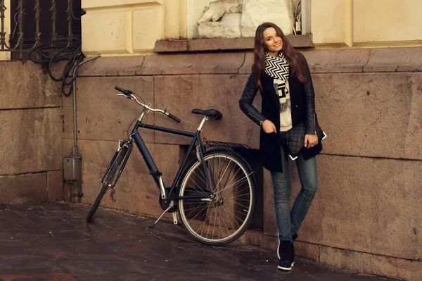 Outdoor portrait of girl with bicycle. — Stock Photo, Image