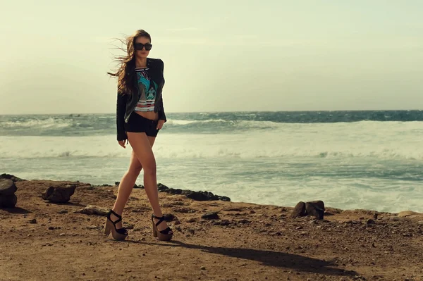 Stylish woman at ocean coast — Stock Photo, Image