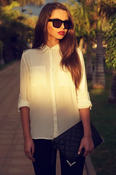 Chica de moda en gafas de sol — Foto de Stock