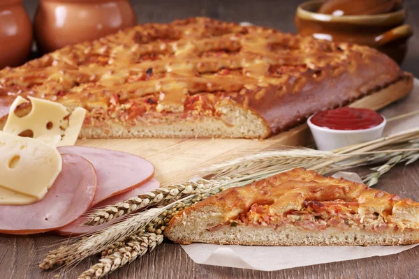 Torta russa tradicional com queijo, presunto e sause de tomate — Fotografia de Stock