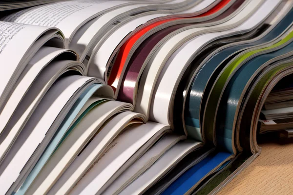 Pilha de revistas na mesa — Fotografia de Stock